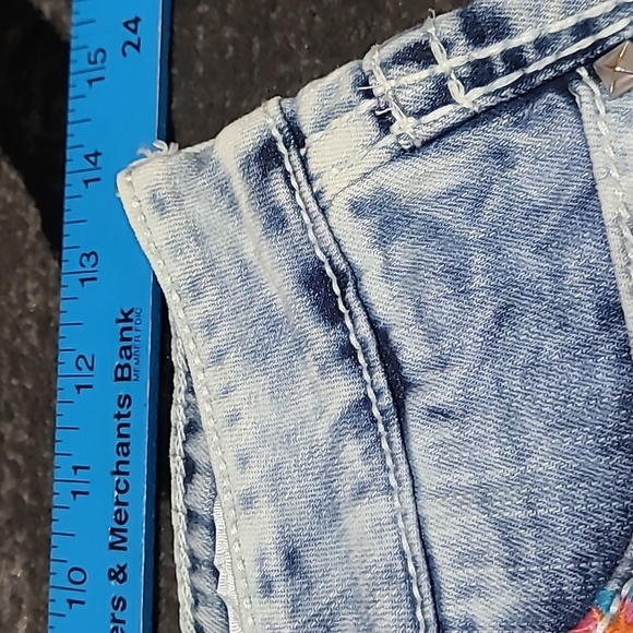 BUCKLE DAYTRIP CAPRICORN STUD EMBROIDERED ACID WASH RAW DENIM JEAN SHORTS - Picture 8 of 15